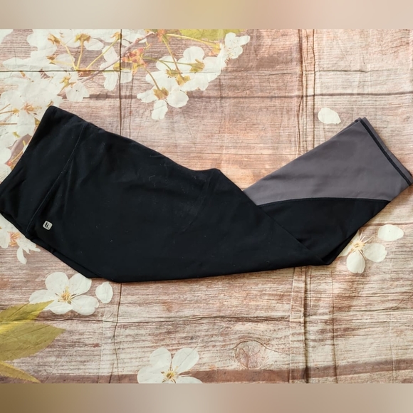 ⭐️ Fabletics Cropped leggings - Picture 1 of 5
